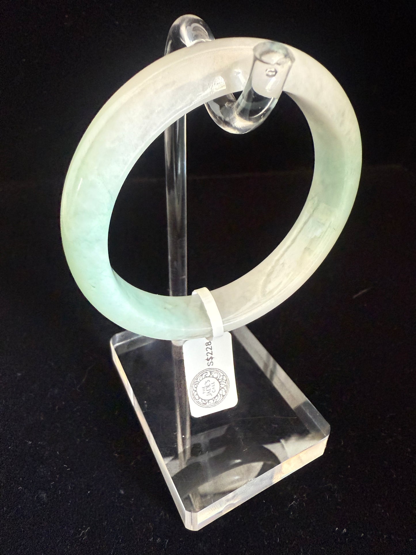 82. Green & greyish jade bangle
