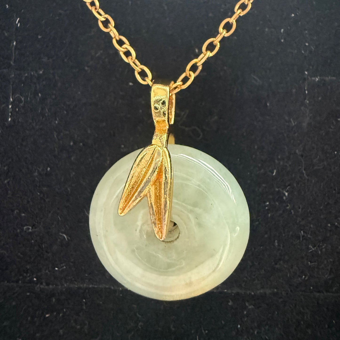 L25. Jade pendant with necklace - Safety button