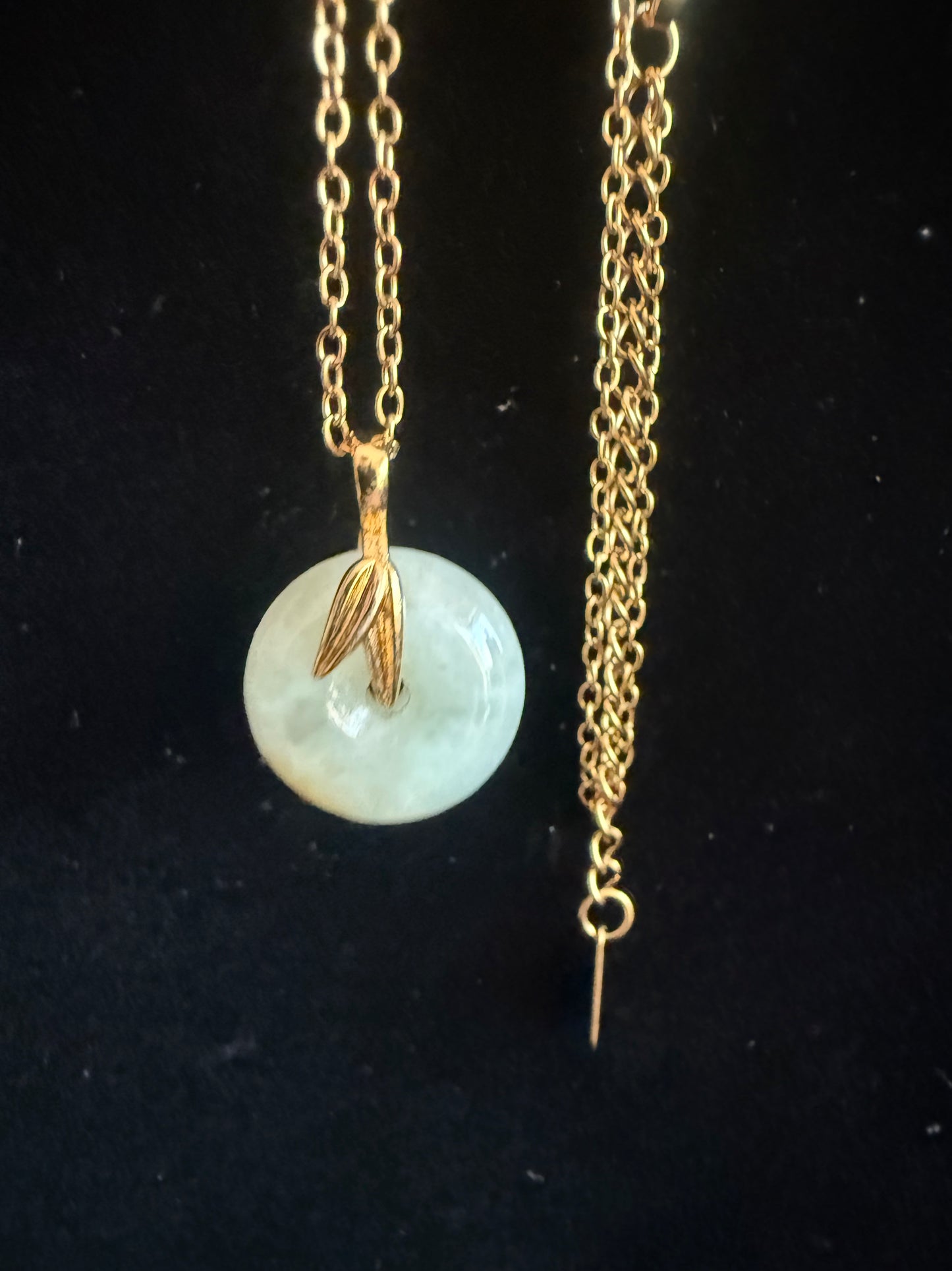 L25. Jade pendant with necklace - Safety button