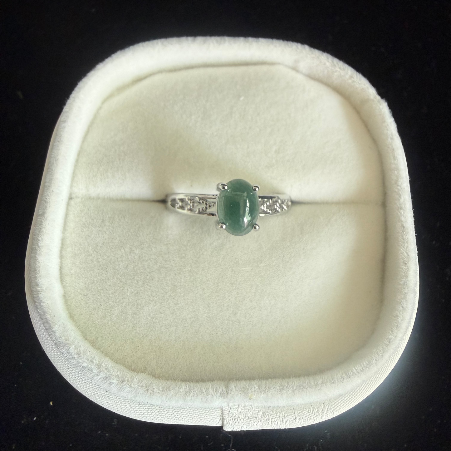 R506. Oval Jadeite Ring