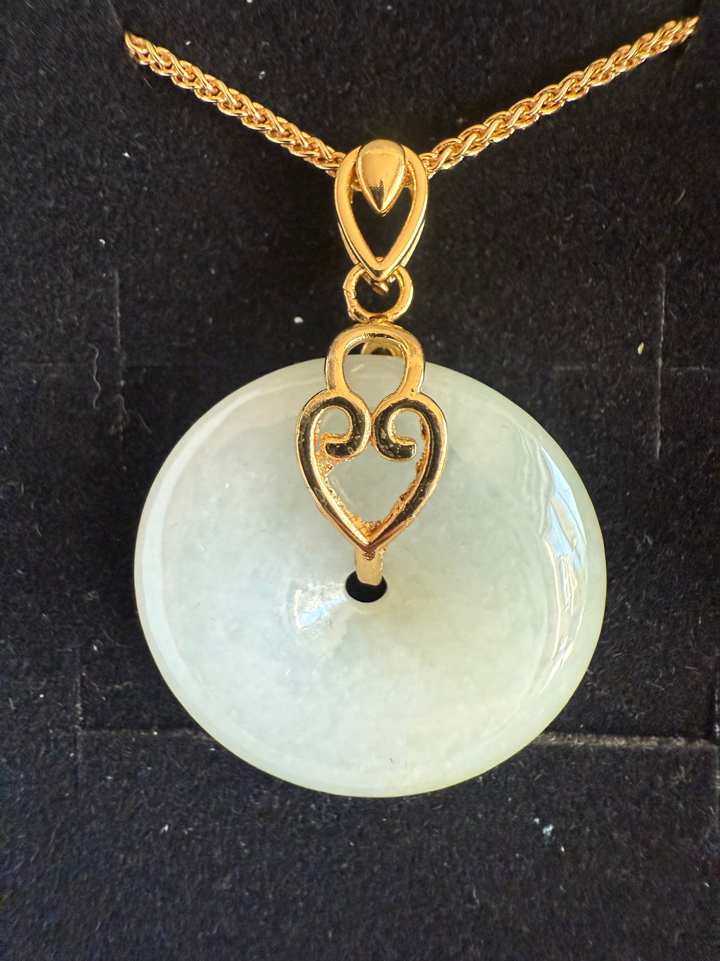 L28. Jade pendant with necklace - Safety button