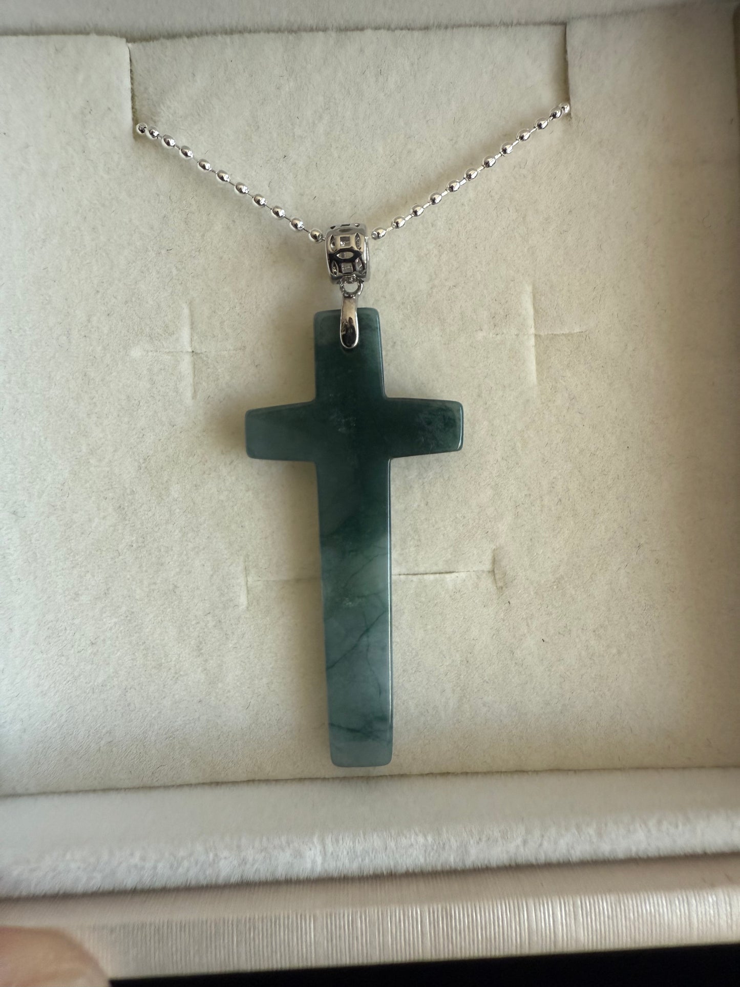 L26. Jade pendant with necklace - Cross