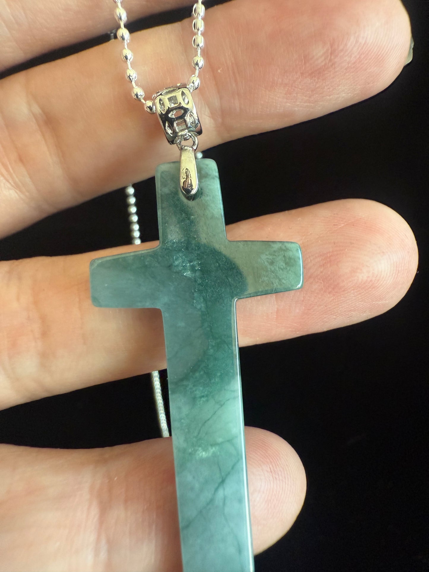 L26. Jade pendant with necklace - Cross