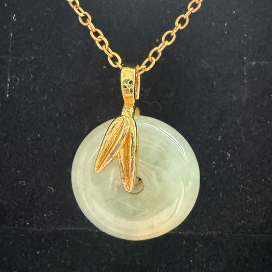 L25. Jade pendant with necklace - Safety button