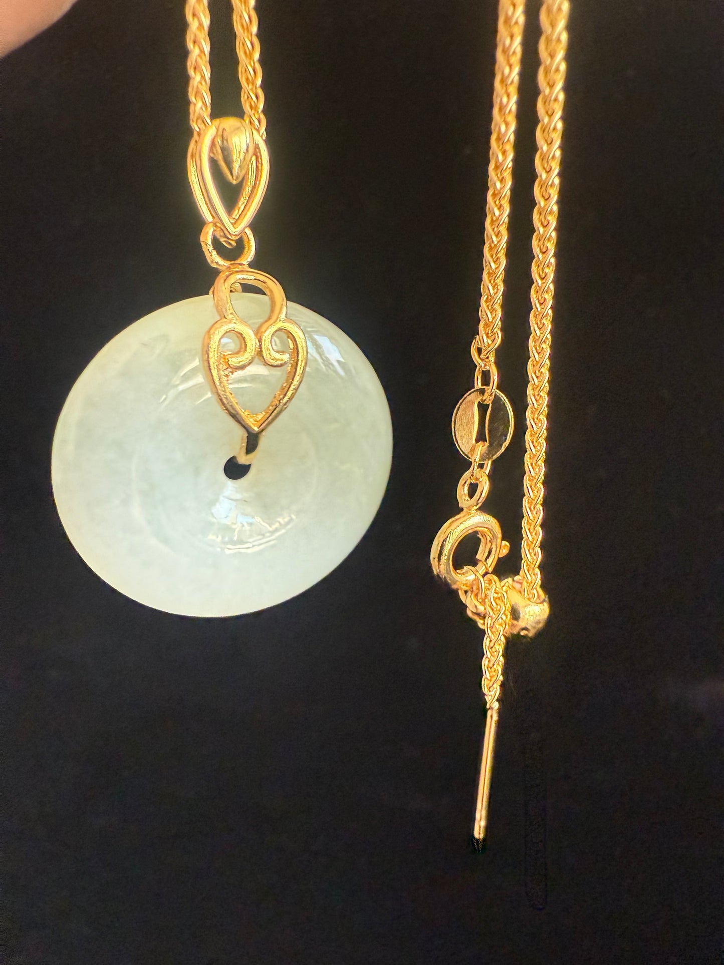 L28. Jade pendant with necklace - Safety button