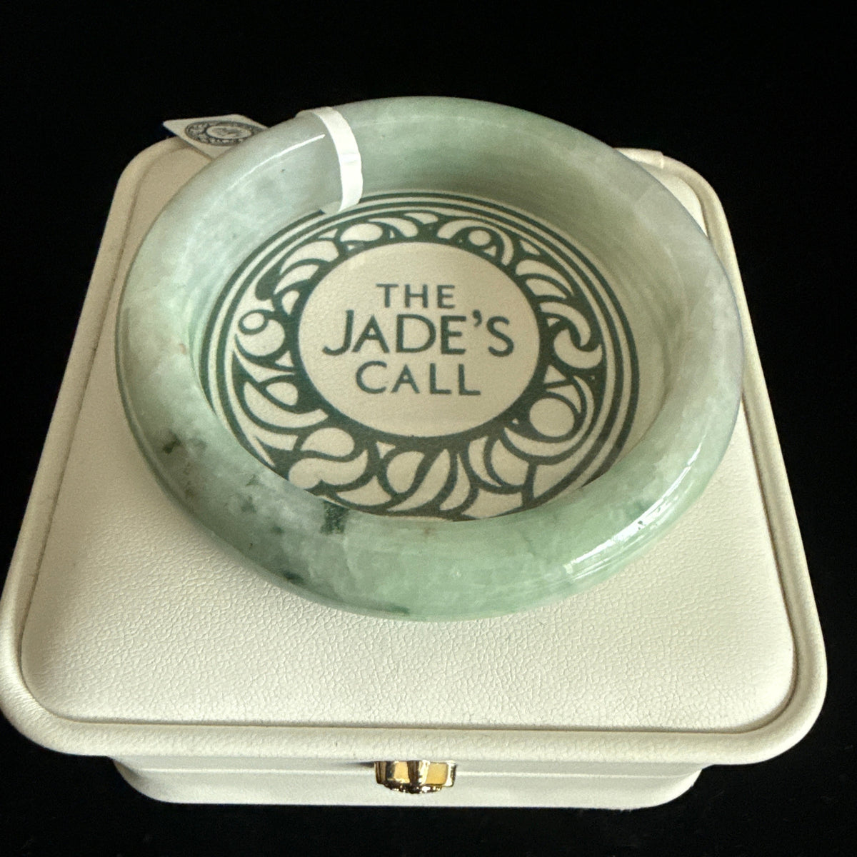 104. 明るい緑色に濃い緑色の斑点のある翡翠のバングル – THE JADE