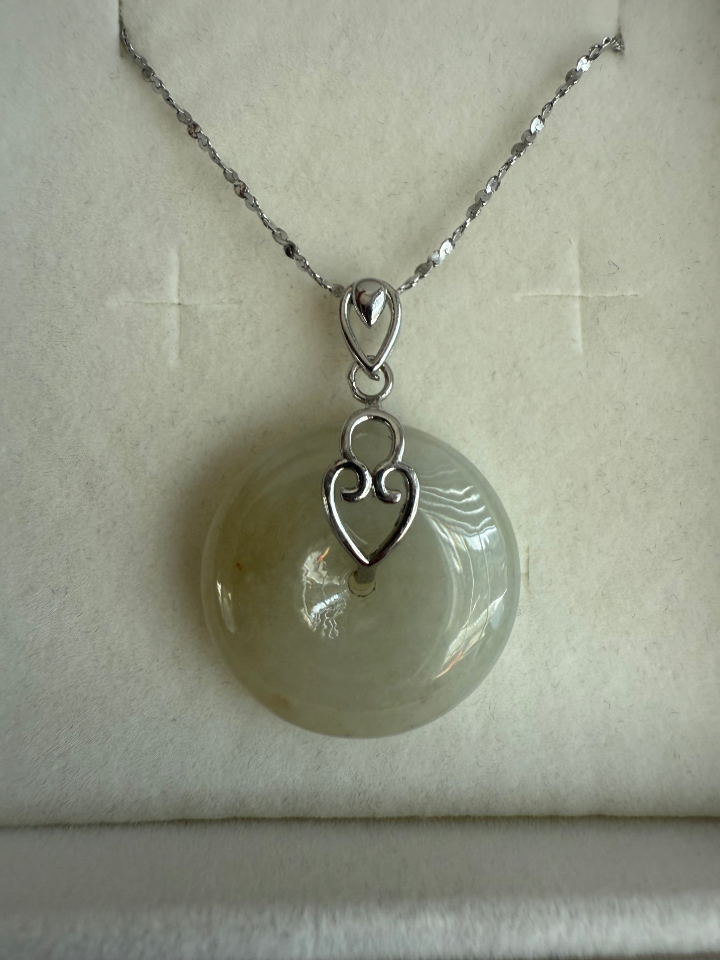 23. Jade pendant with necklace -SAFTY BUTTON