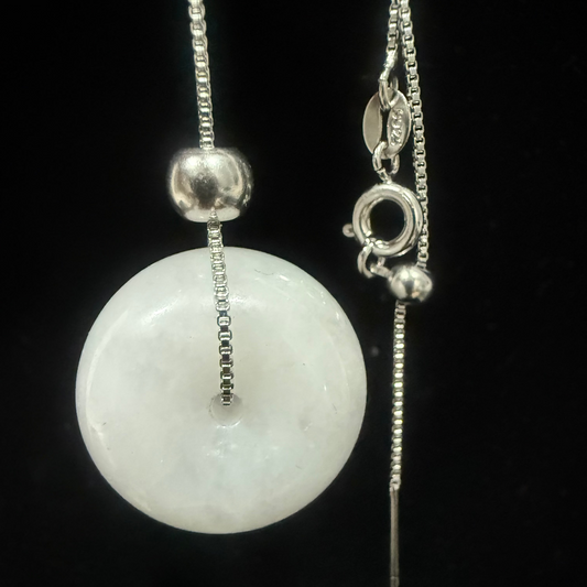 21. Jade pendant with necklace - meaty button