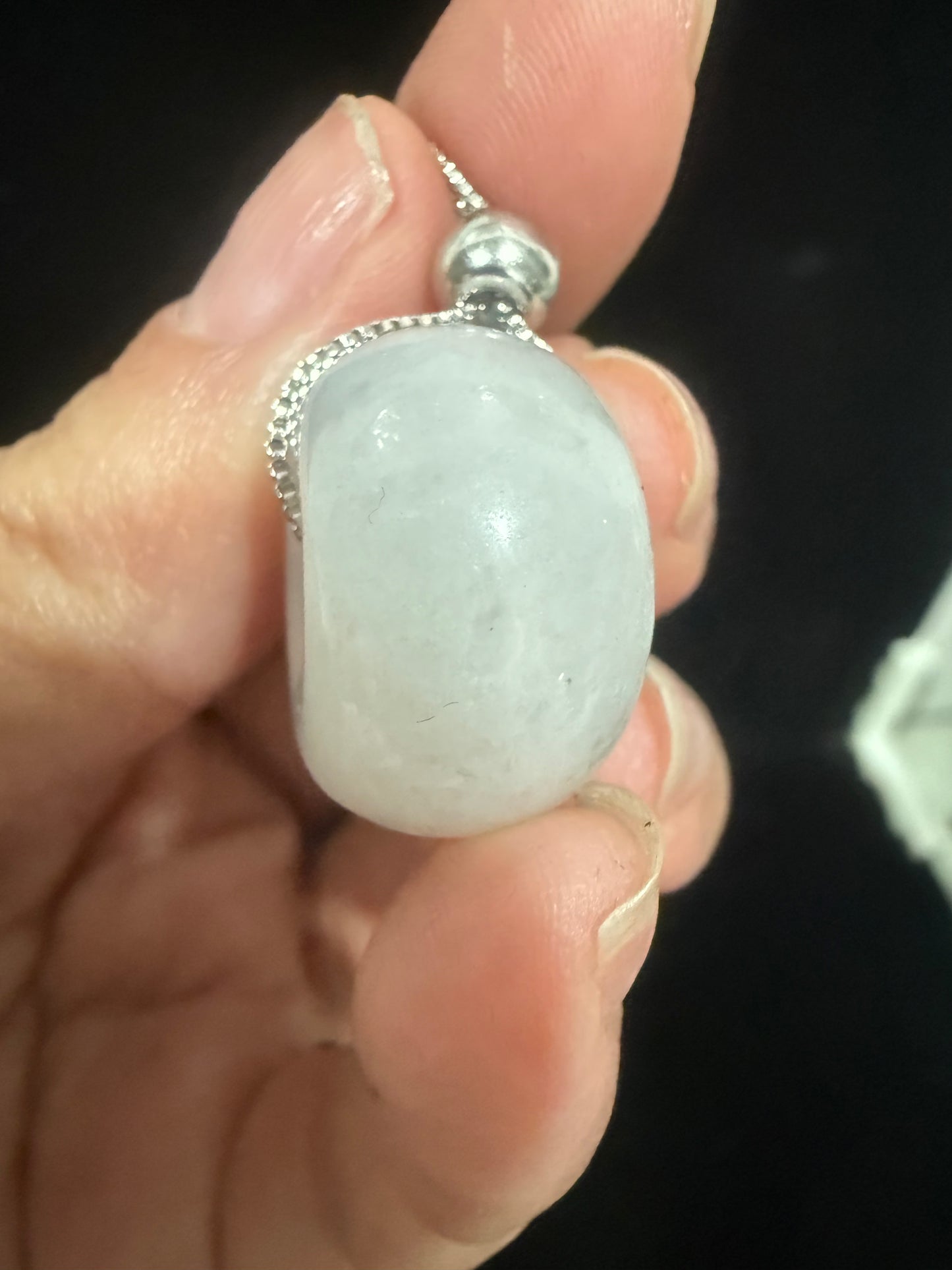 21. Jade pendant with necklace - meaty button