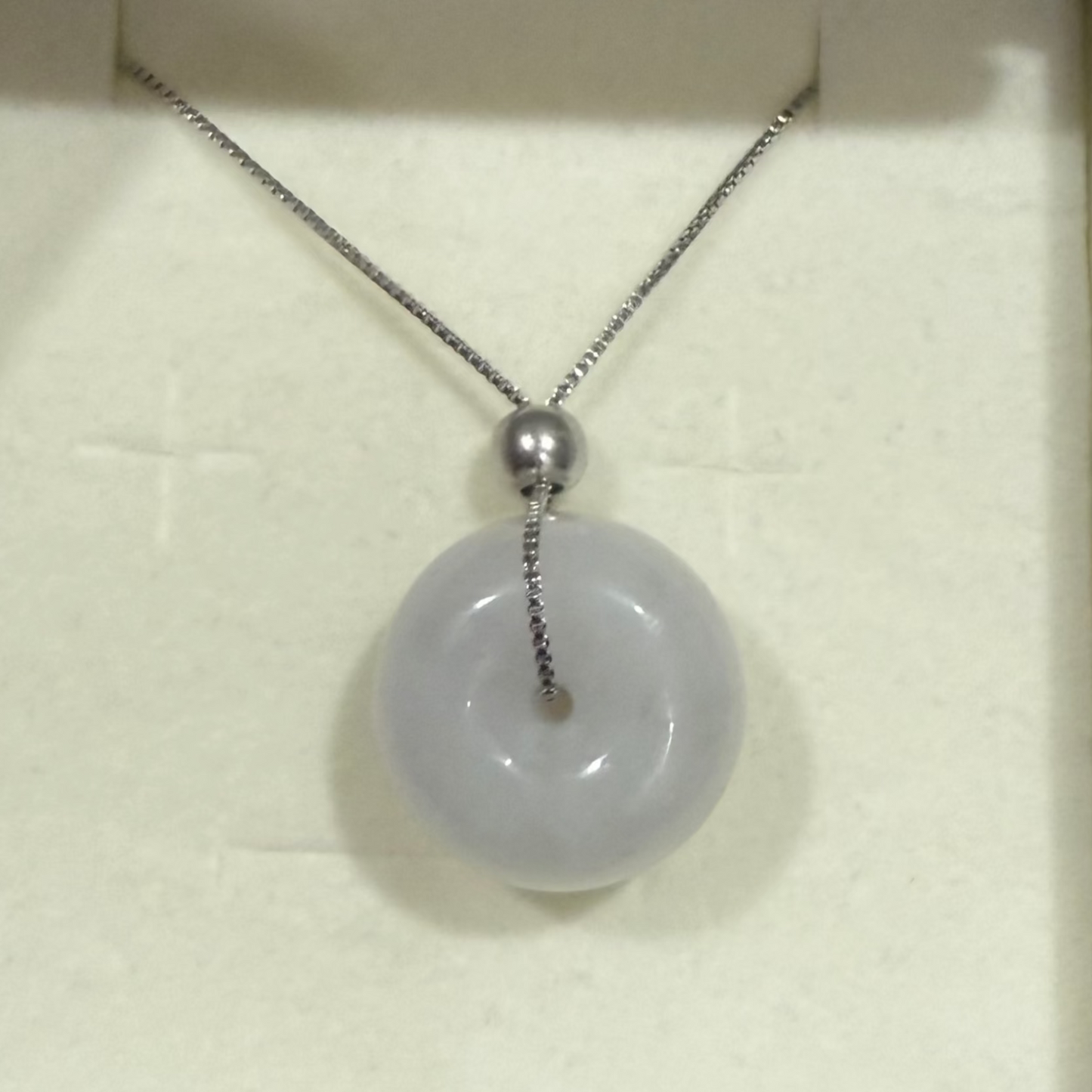 21. Jade pendant with necklace - meaty button