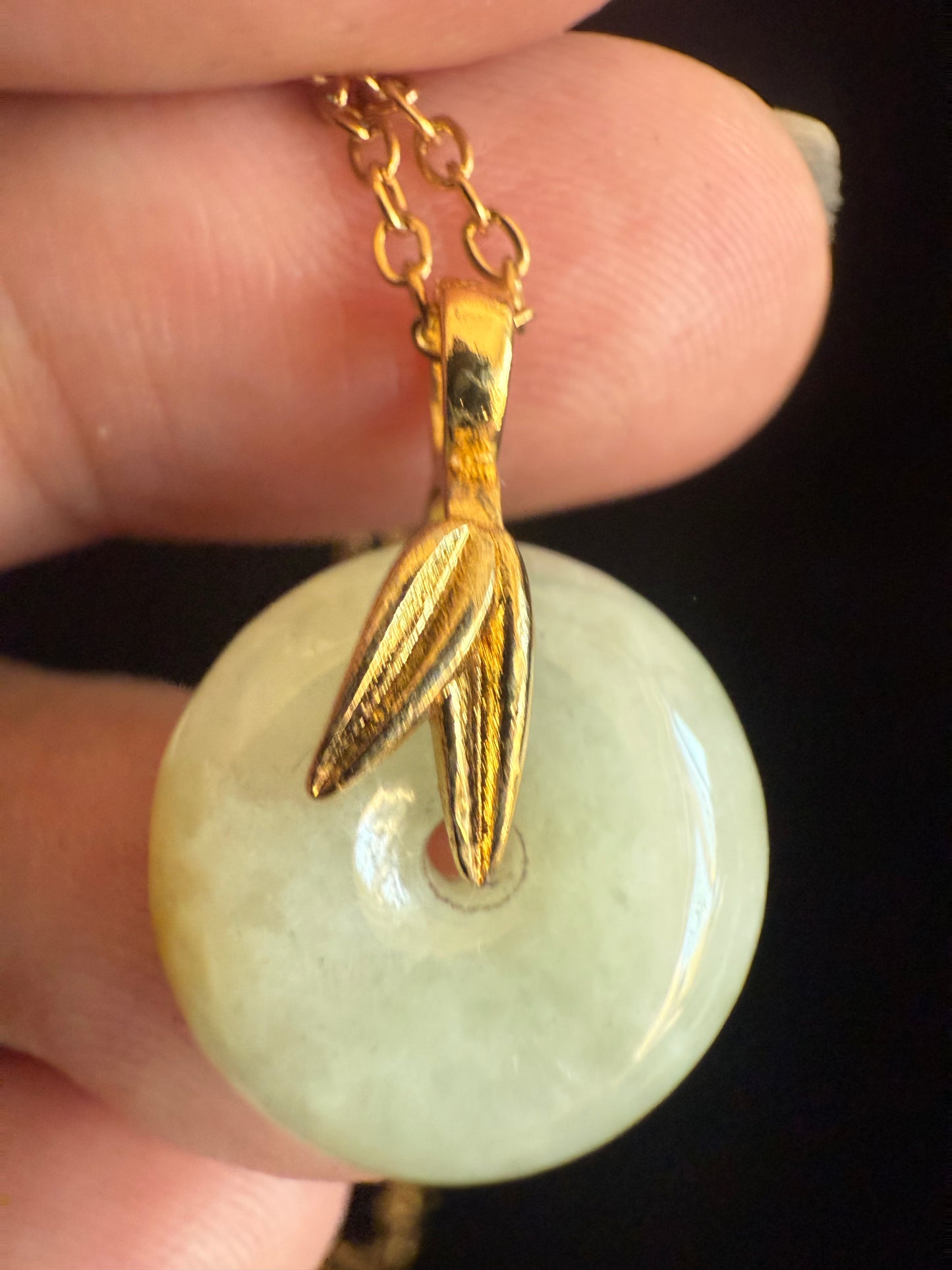 L25. Jade pendant with necklace - Safety button