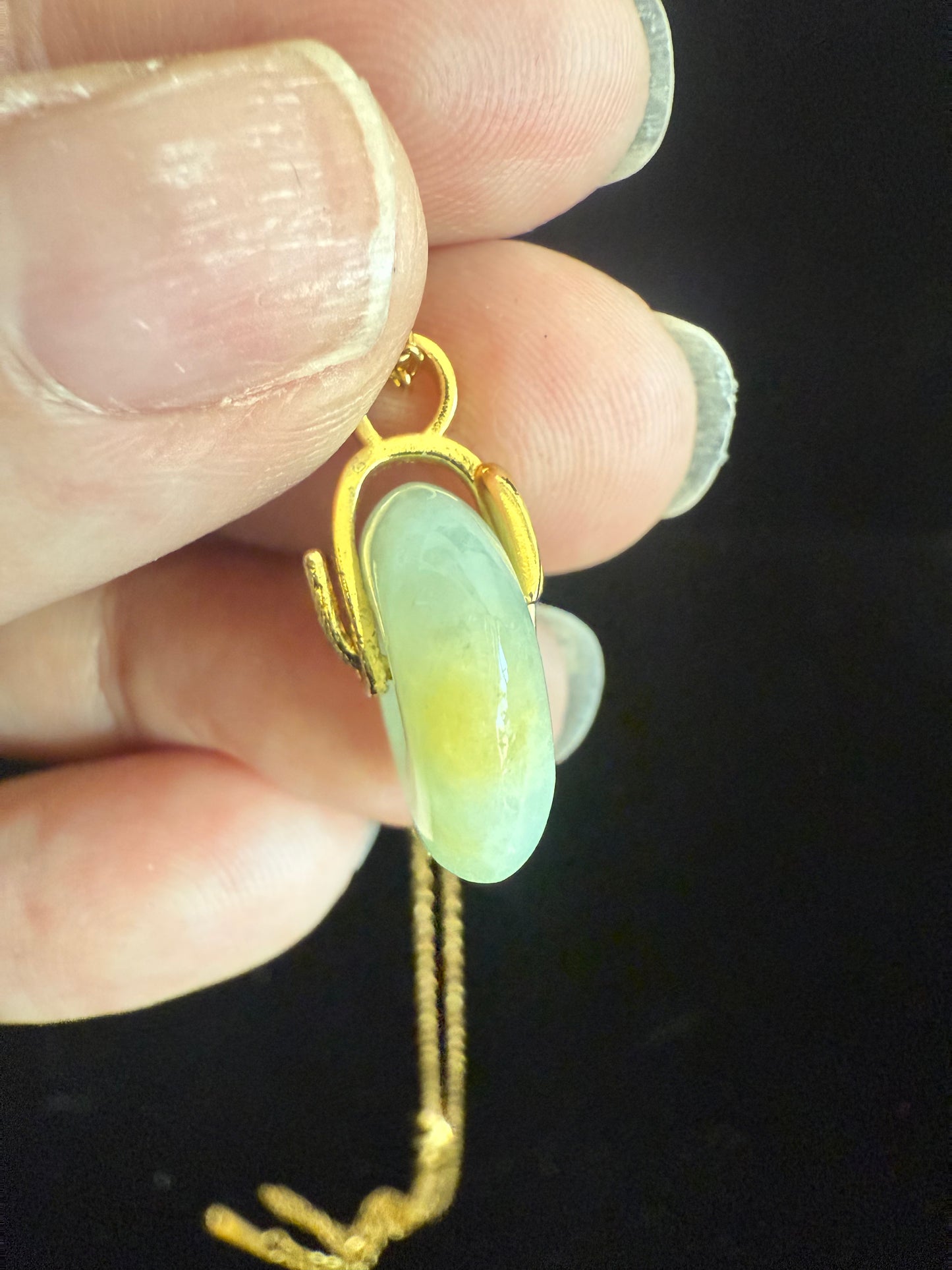 L25. Jade pendant with necklace - Safety button