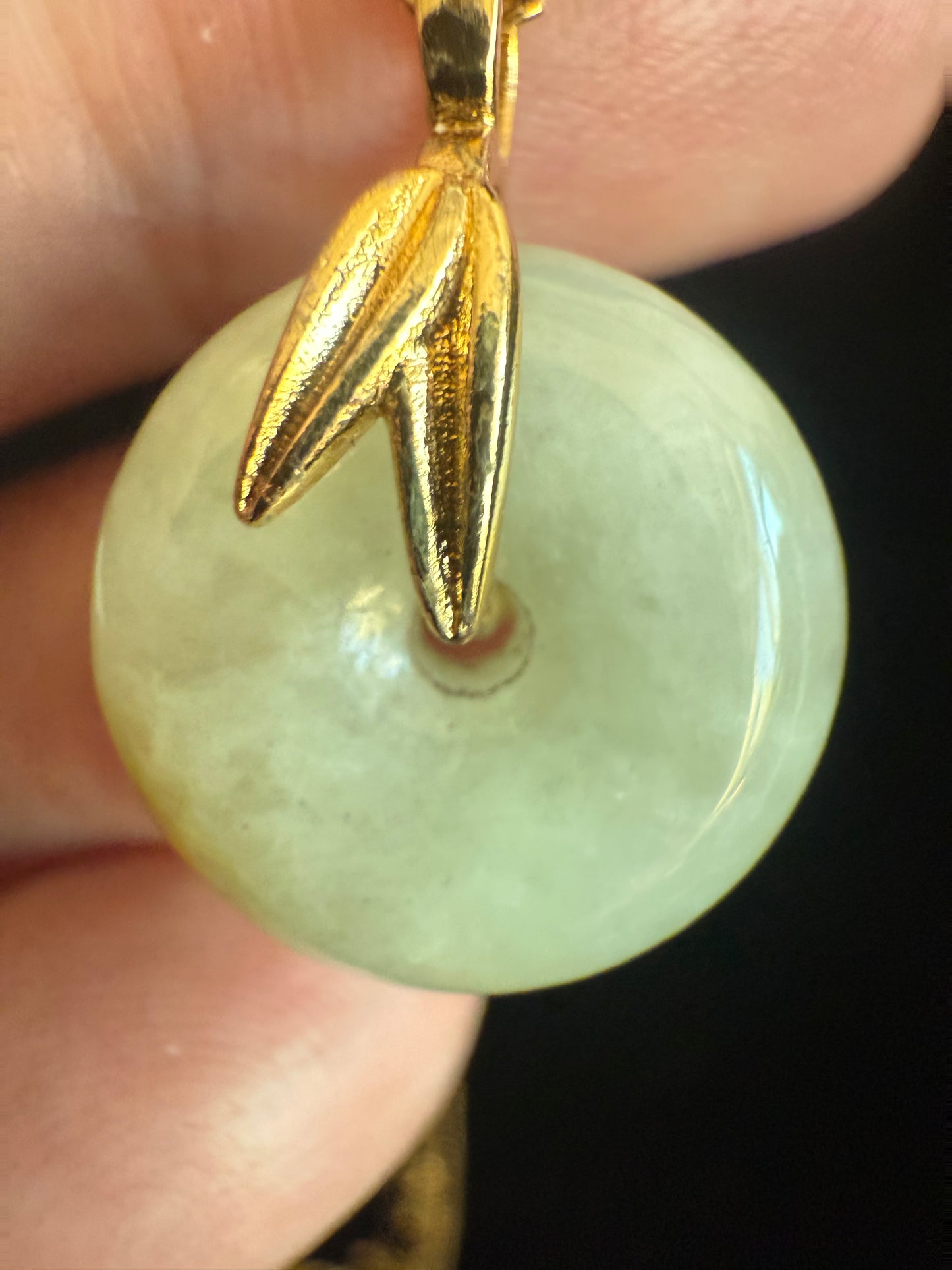 L25. Jade pendant with necklace - Safety button