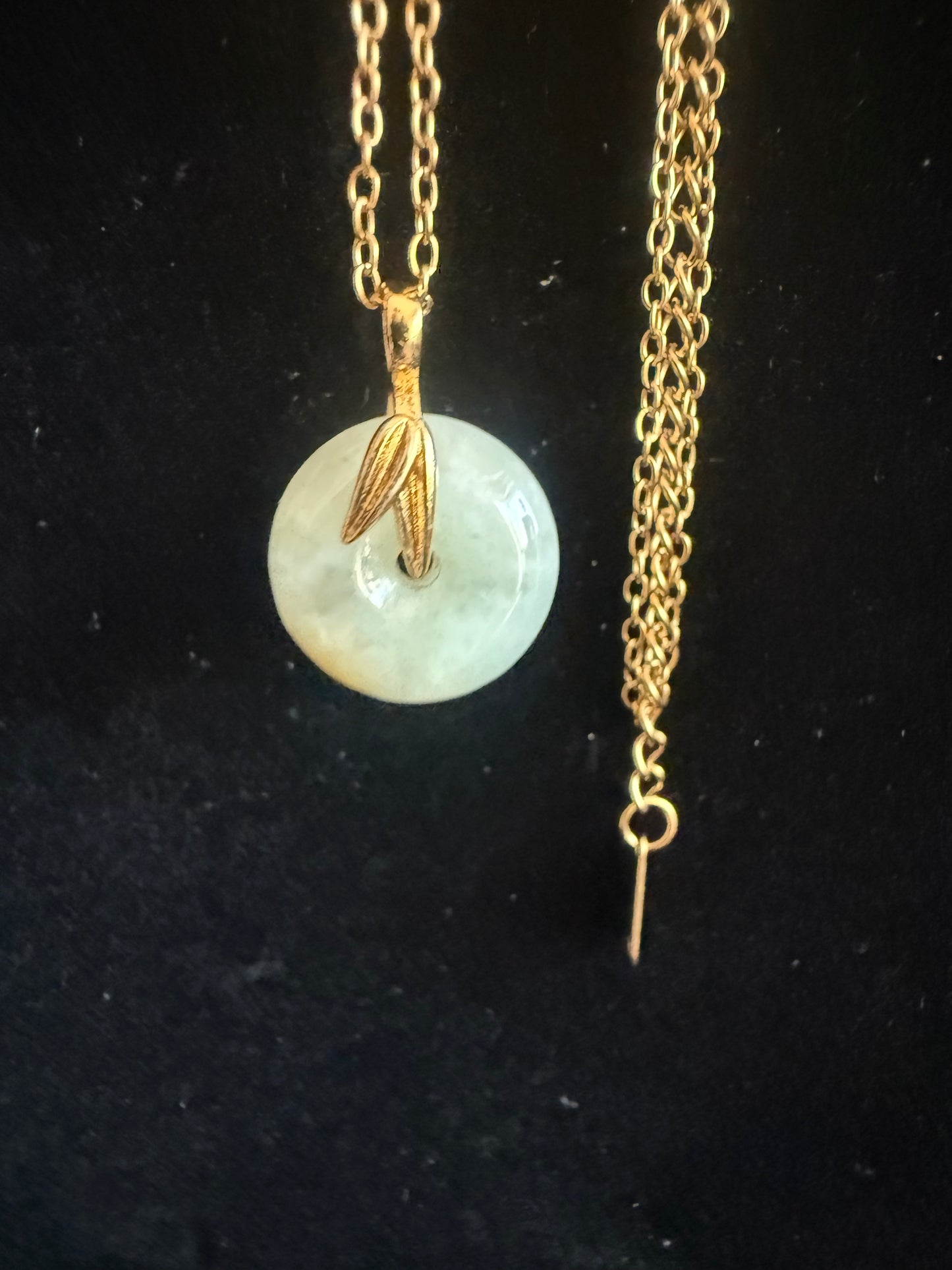 L25. Jade pendant with necklace - Safety button