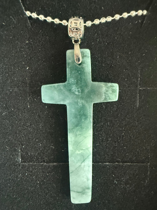 L26. Jade pendant with necklace - Cross