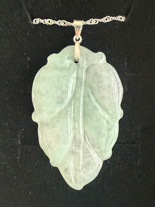 L20. Jade pendant with necklace - Lucky Leaf