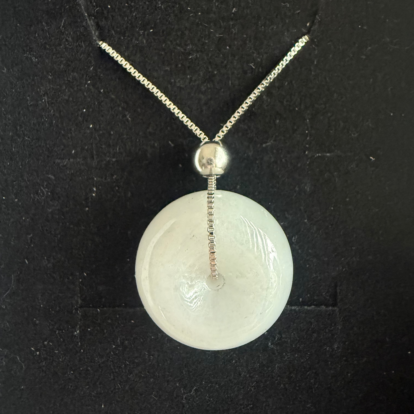 L21. Jade pendant with necklace - Meaty button