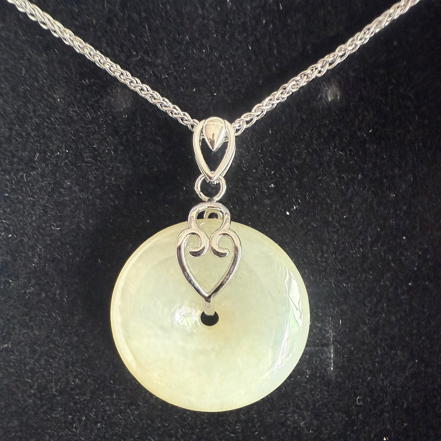 L22. Jade pendant with necklace -Safety button
