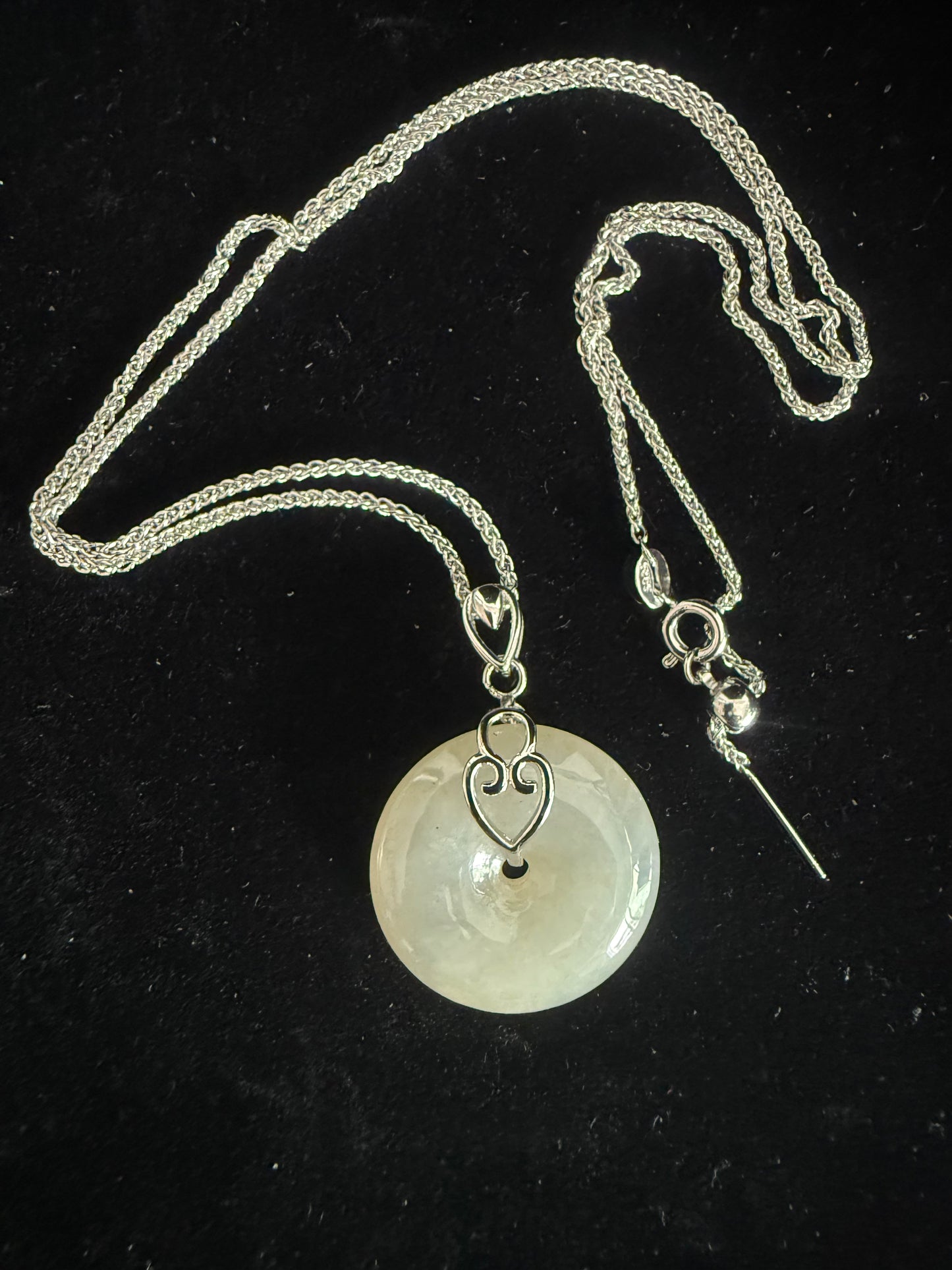 L22. Jade pendant with necklace -Safety button