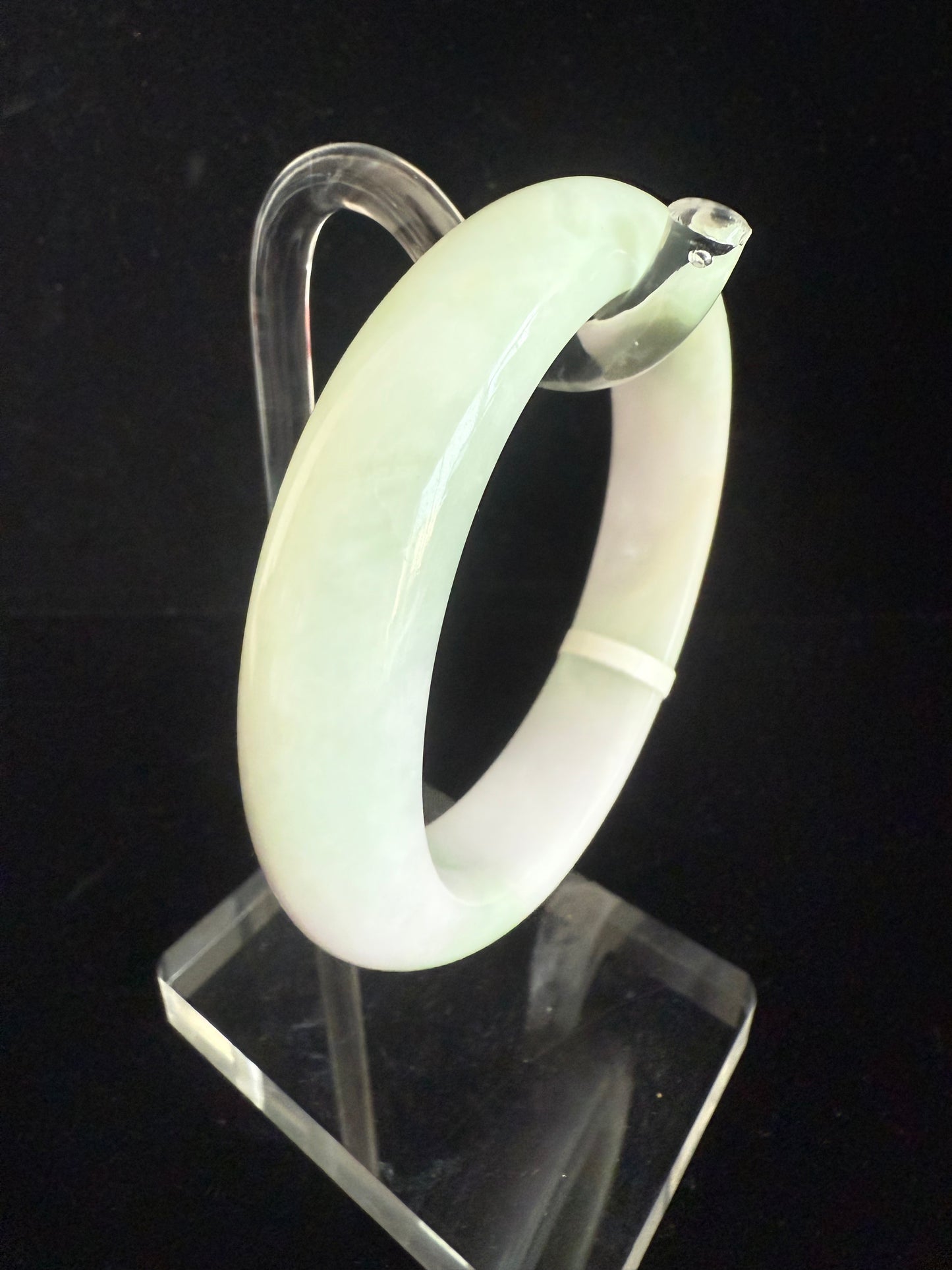 216. Clean looking light green Jade bangle
