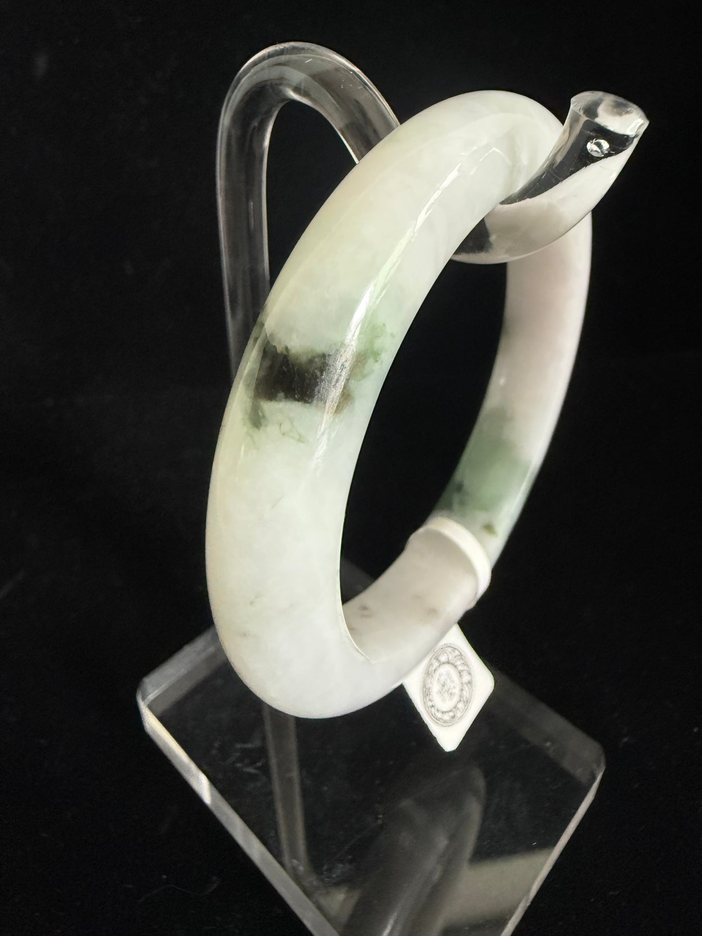 240. 白を基調とした翡翠のバングル