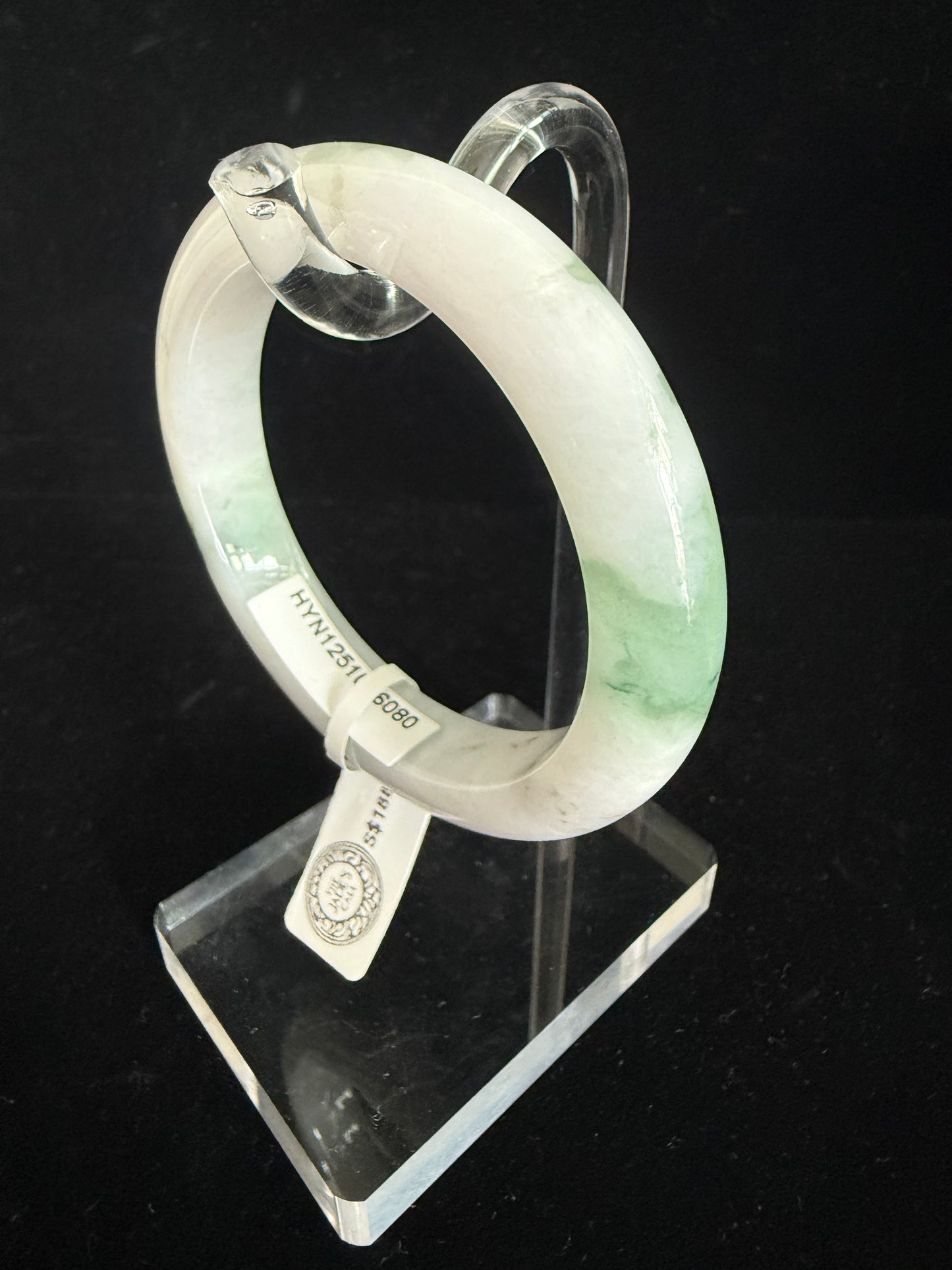 240. 白を基調とした翡翠のバングル