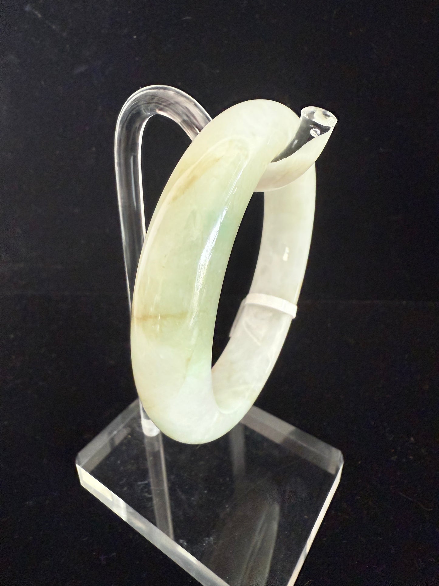 145. Glossy pear colored jade bangle