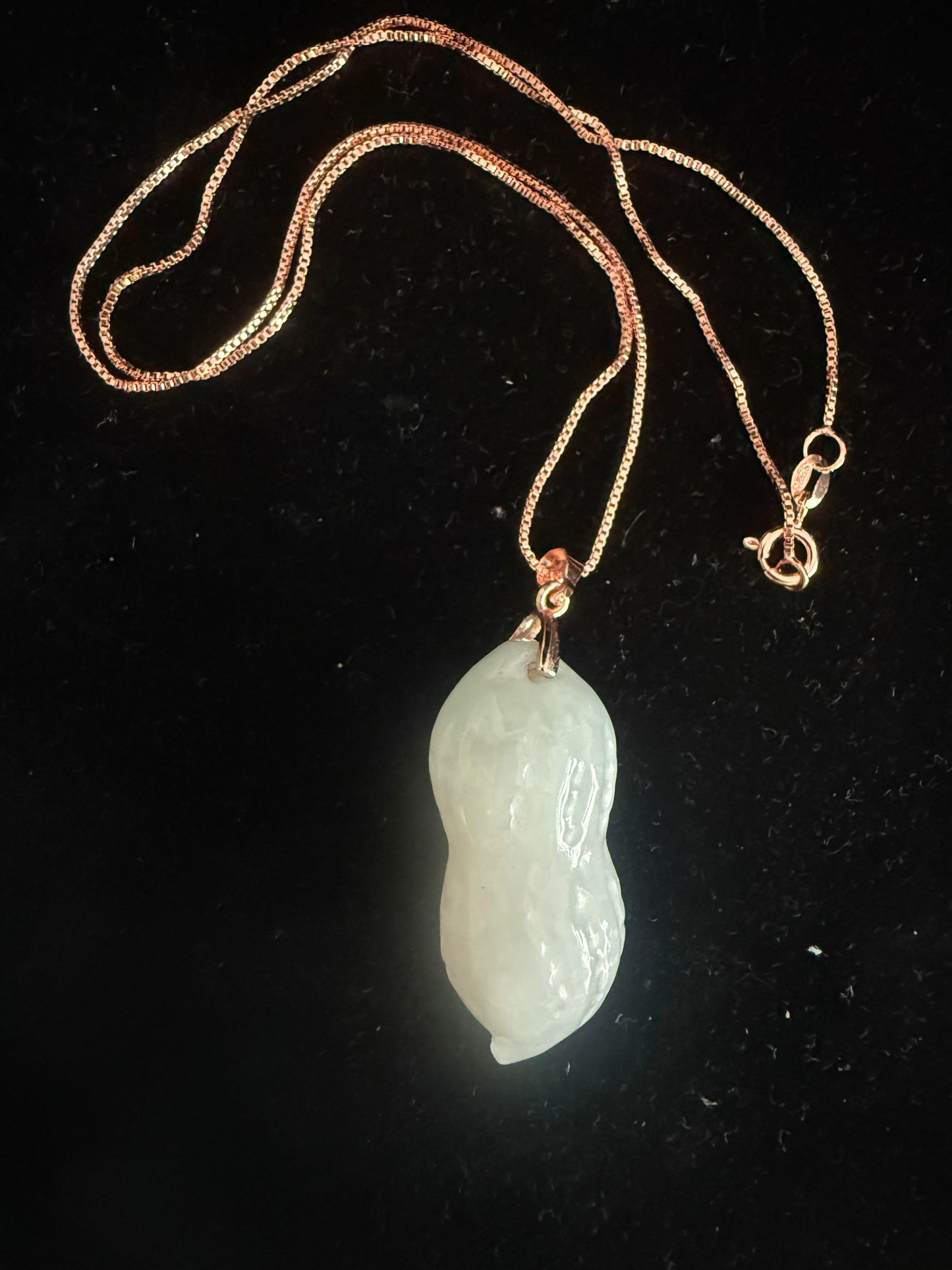 L43. Jade pendant with necklace - Peanut