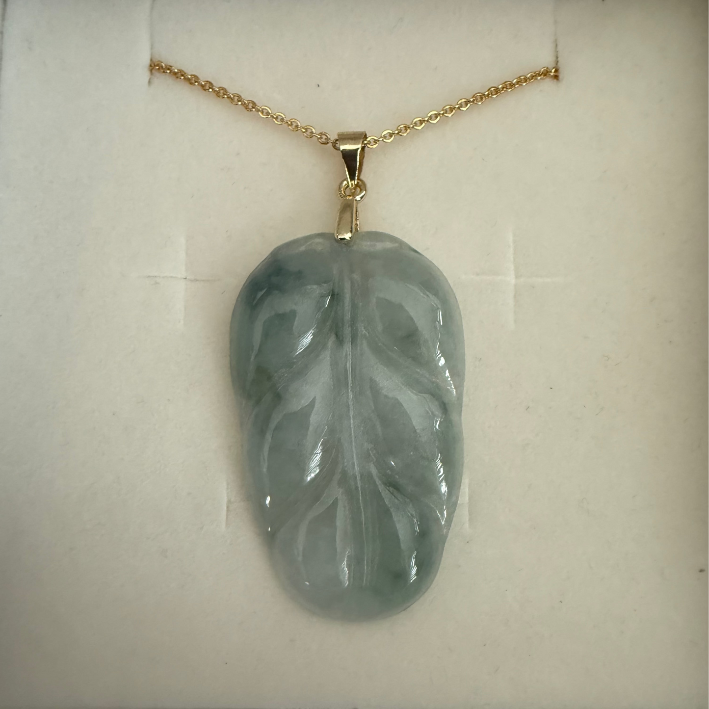 L42. Jade pendant with necklace - Leaf