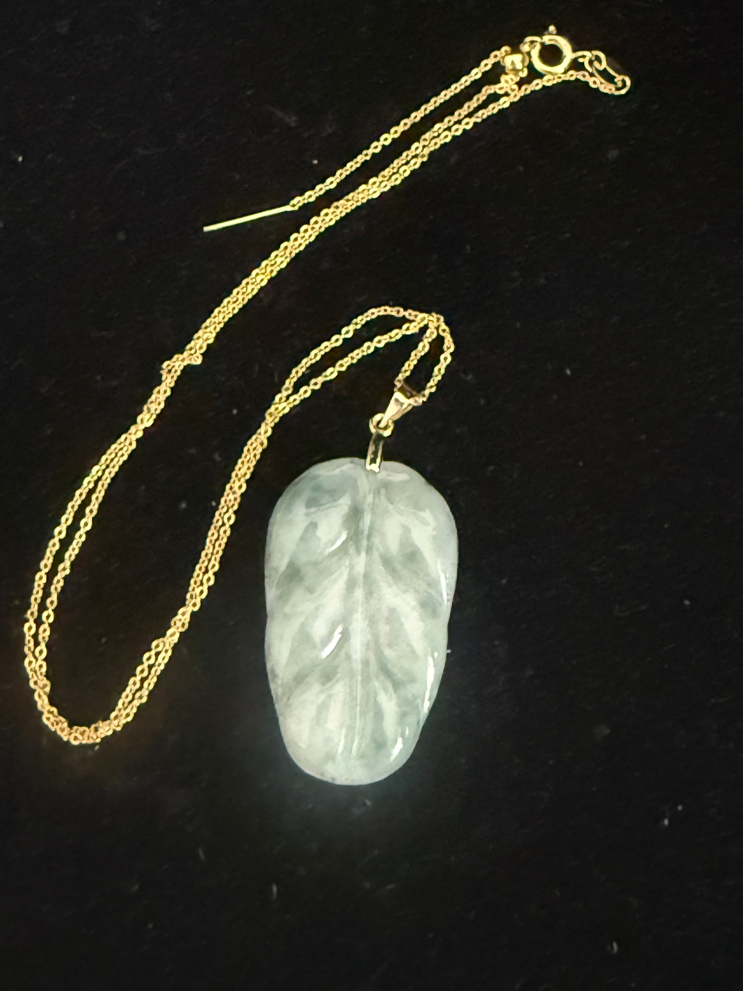 L42. Jade pendant with necklace - Leaf