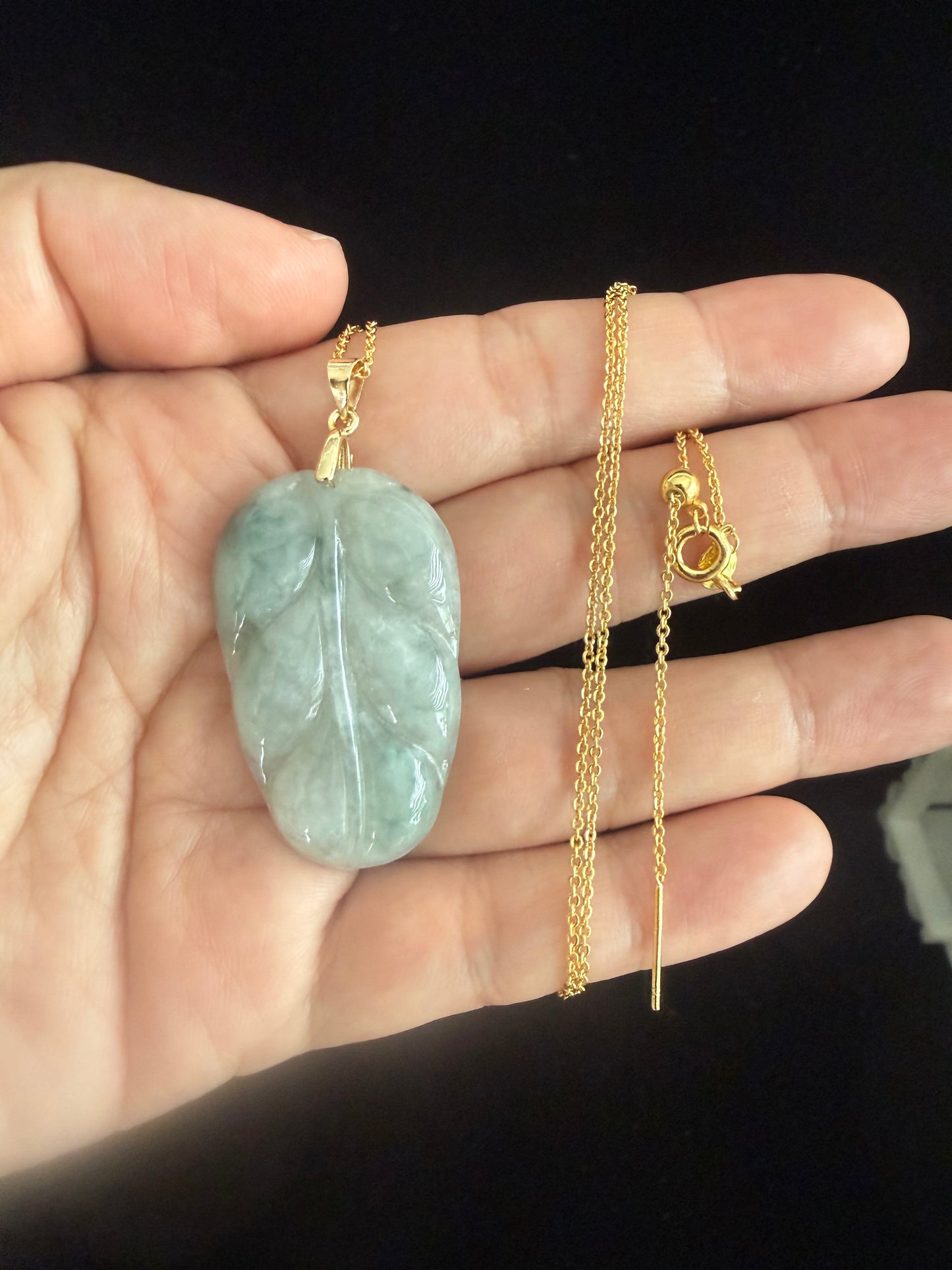 L42. Jade pendant with necklace - Leaf