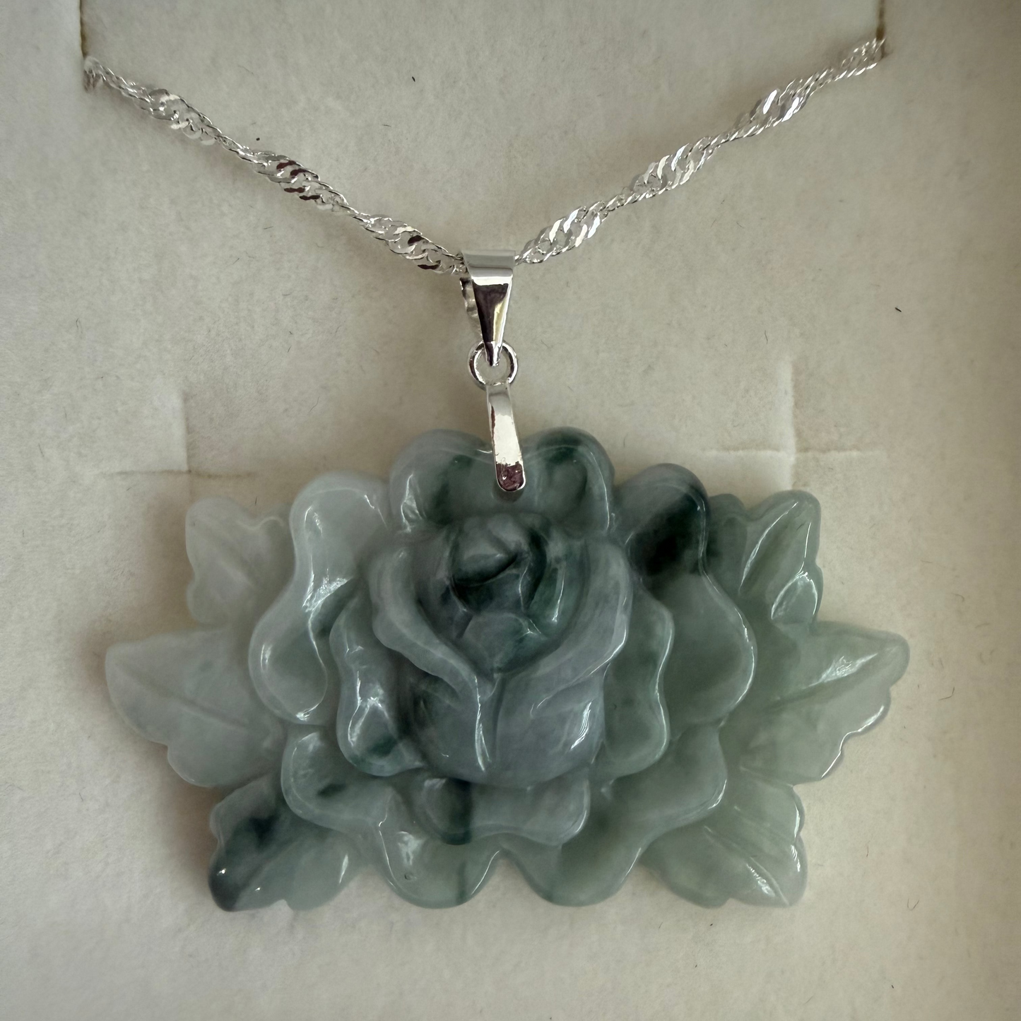 L41. Jade pendant with necklace - Flower