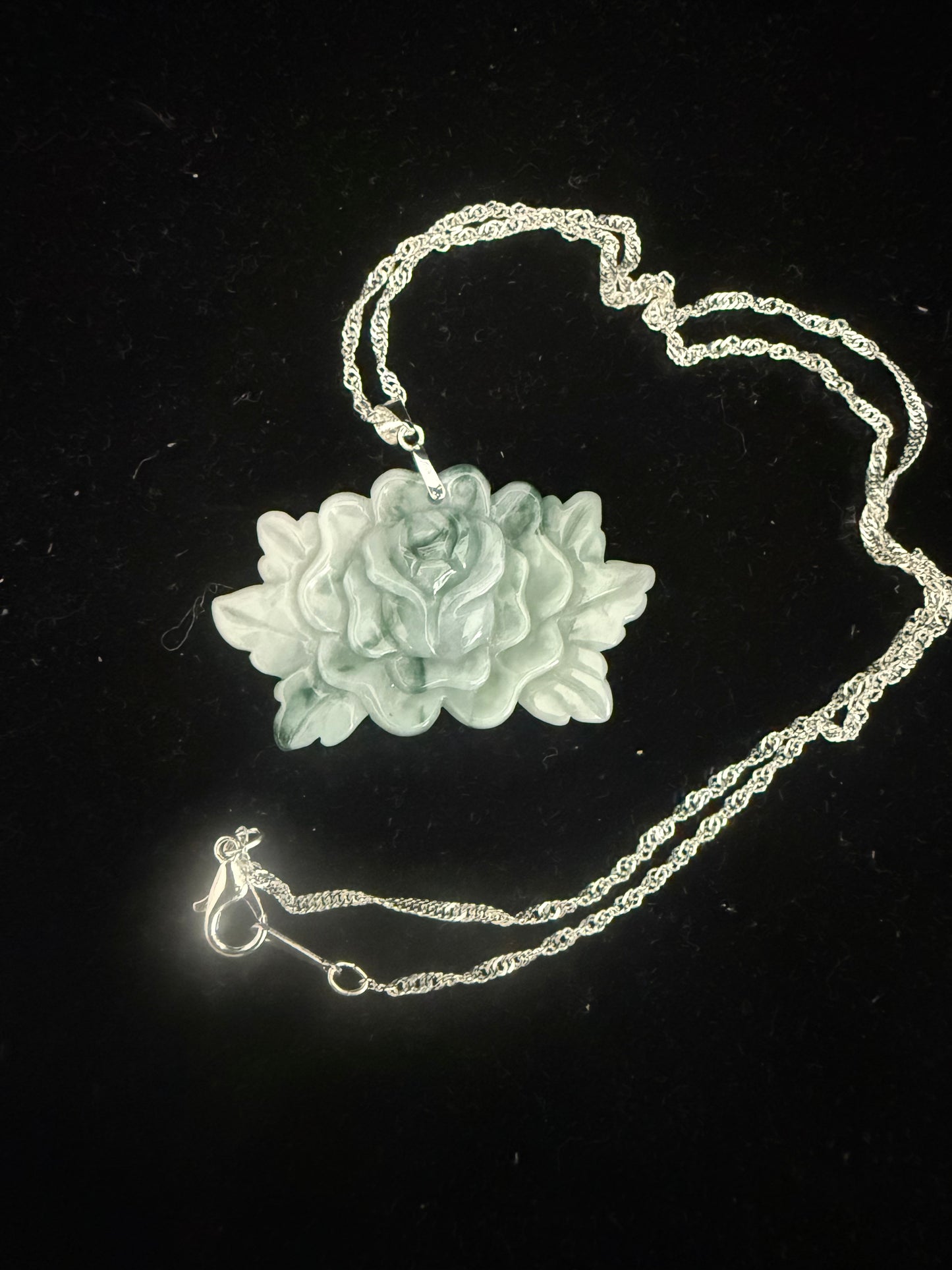 L41. Jade pendant with necklace - Flower