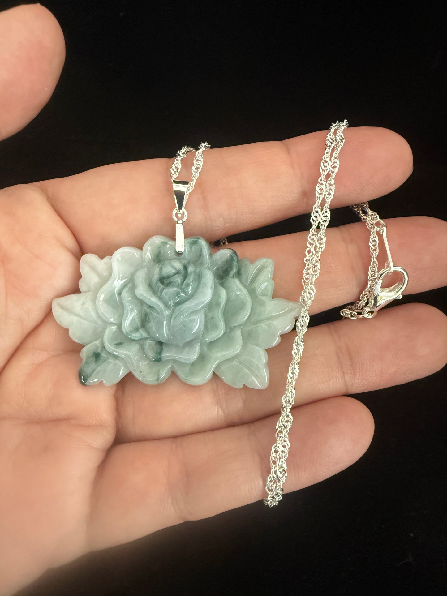L41. Jade pendant with necklace - Flower