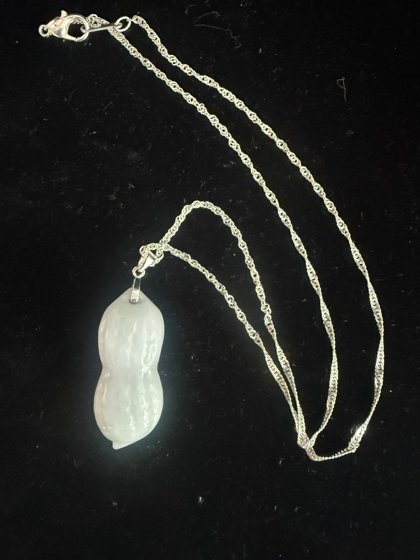 L46. Jade pendant with necklace - Peanut