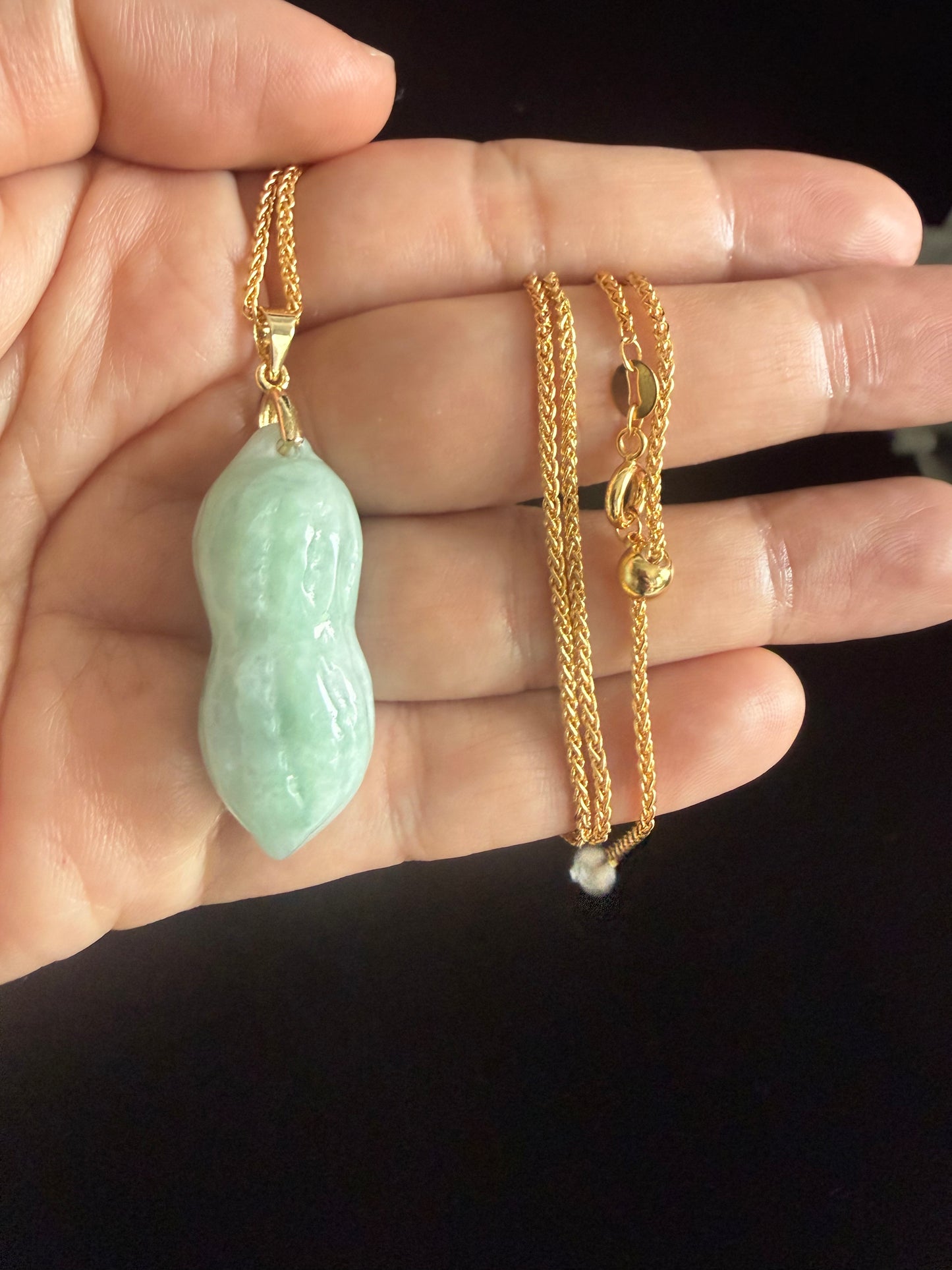 L45. Jade pendant with necklace - Peanut