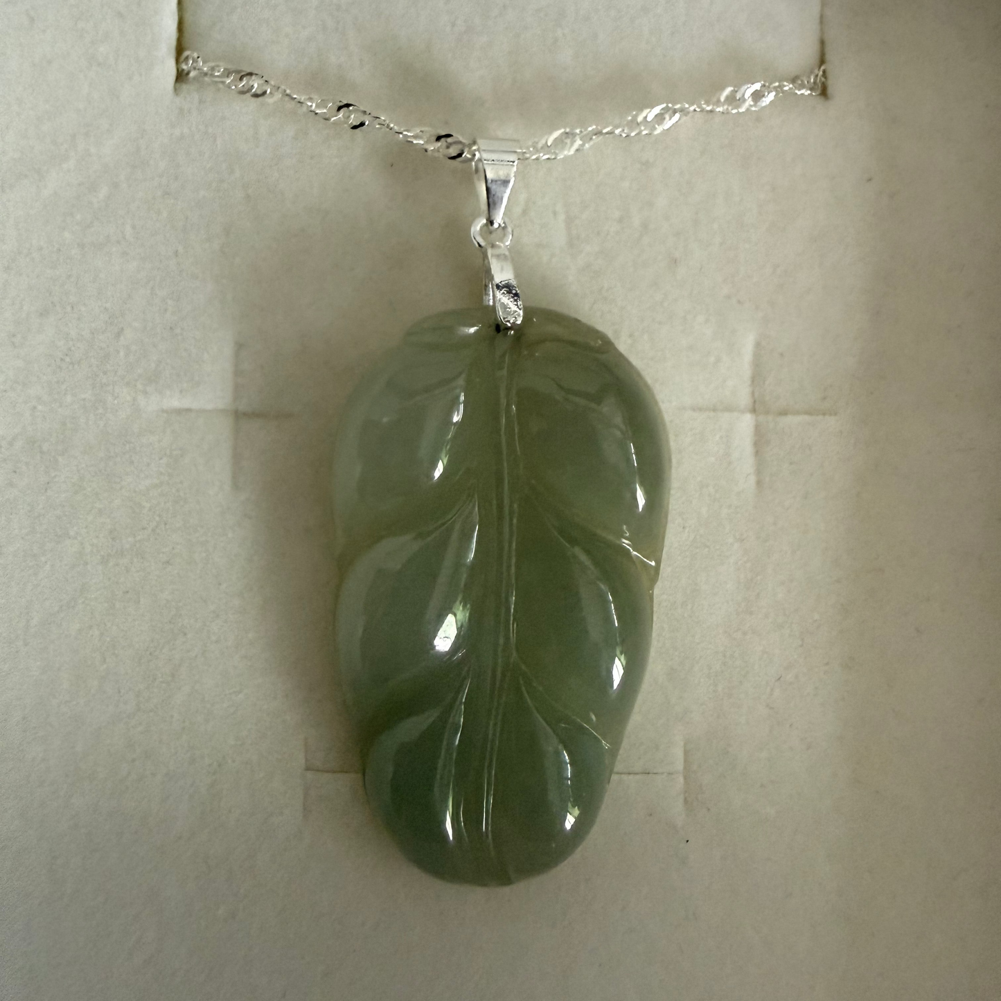 L44. Jade pendant with necklace - Leaf
