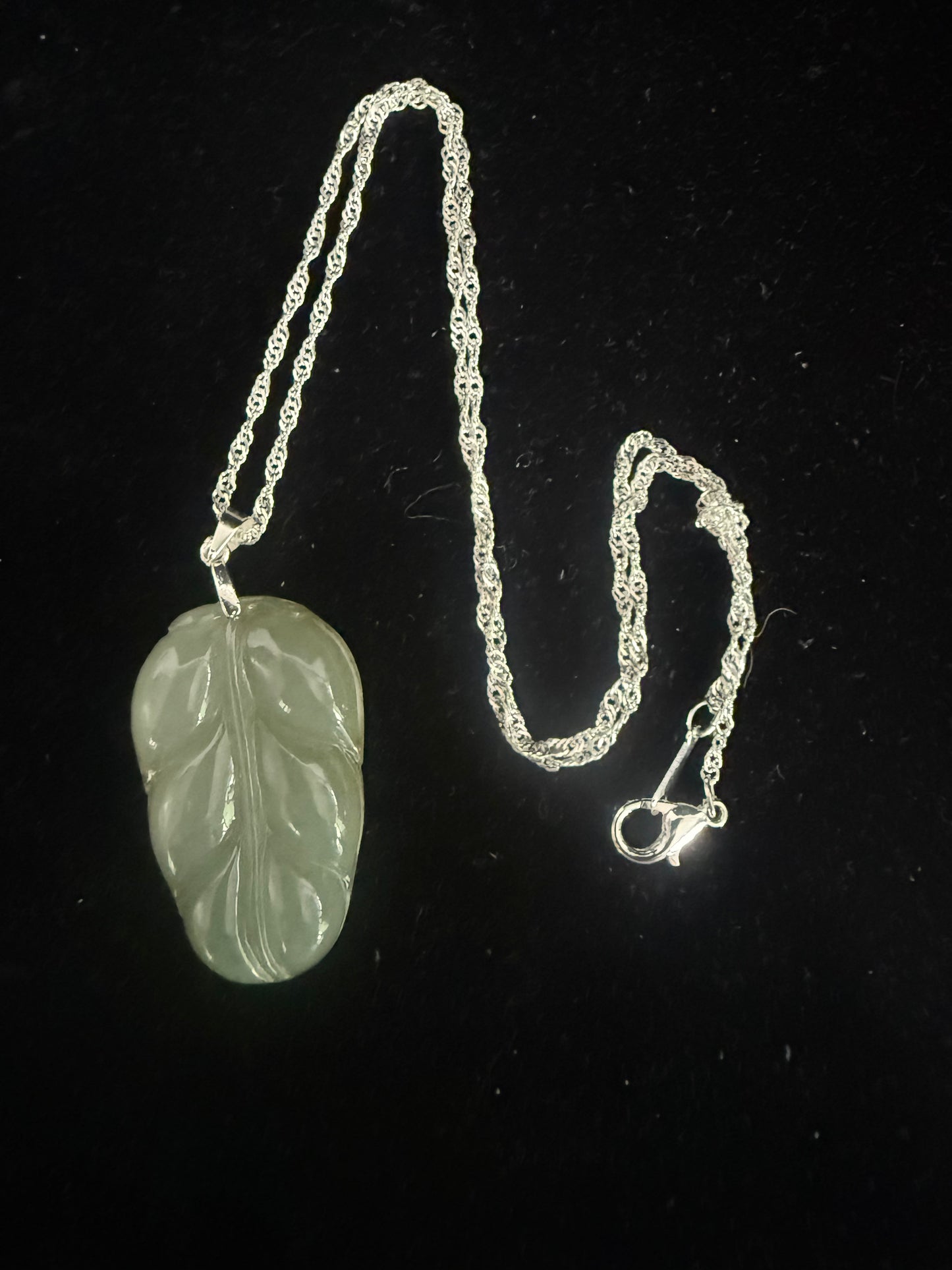 L44. Jade pendant with necklace - Leaf