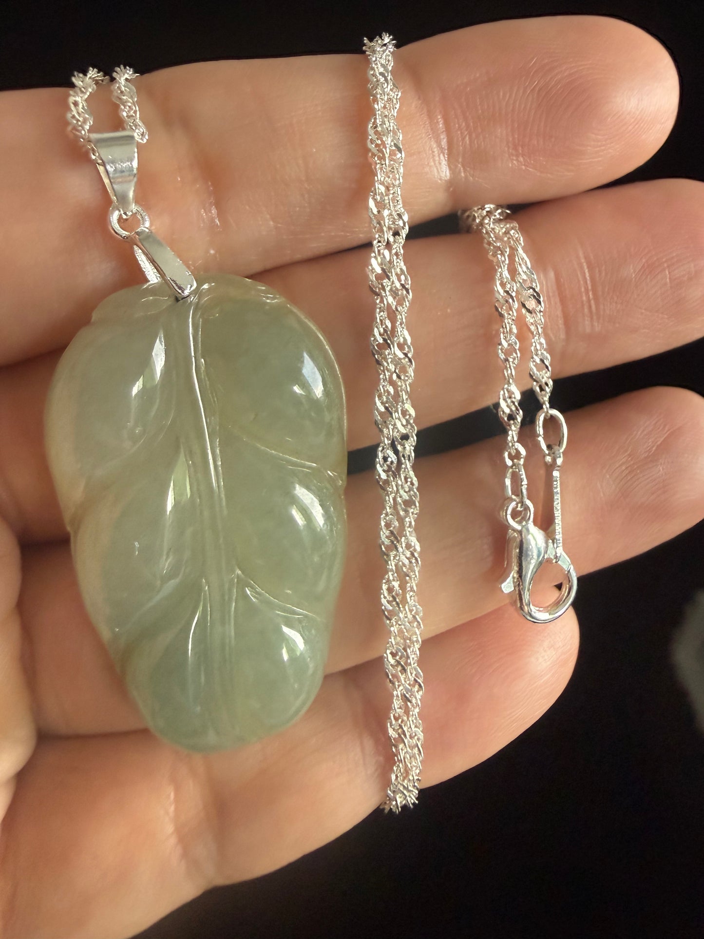 L44. Jade pendant with necklace - Leaf