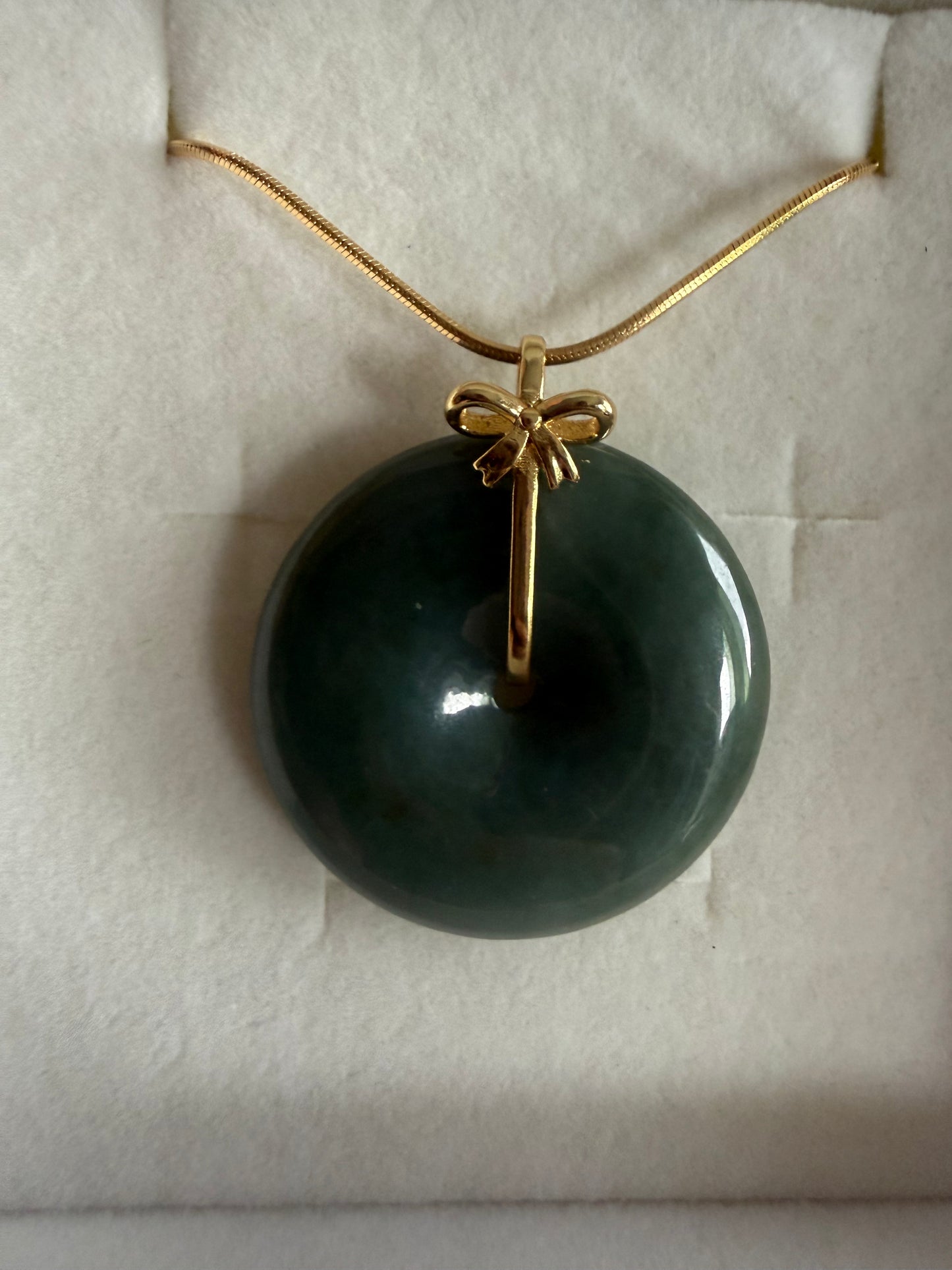 L51. Jade pendant with necklace - Safety button