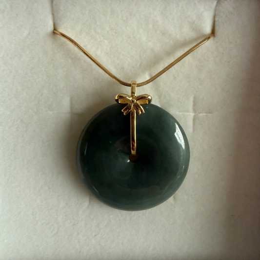 L51. Jade pendant with necklace - Safety button