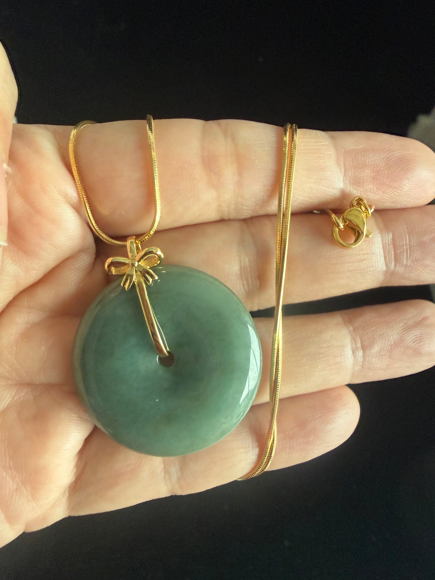 L51. Jade pendant with necklace - Safety button