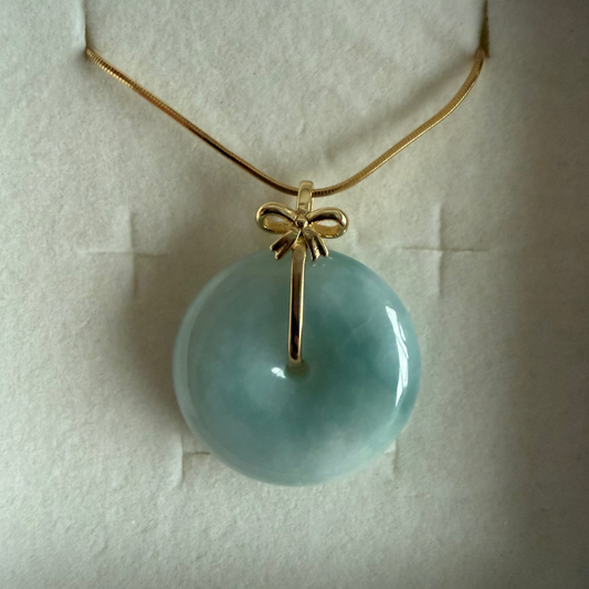 L50. Jade pendant with necklace - Safety button