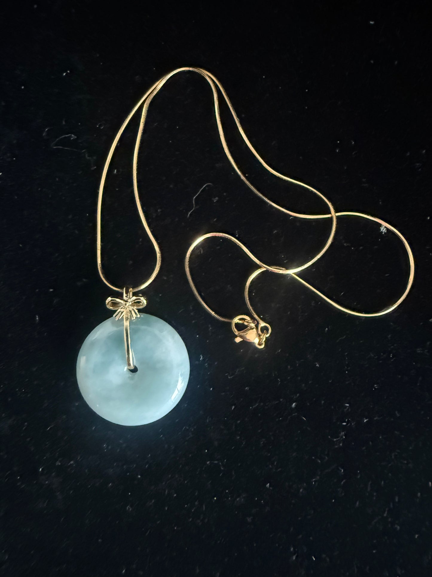 L50. Jade pendant with necklace - Safety button