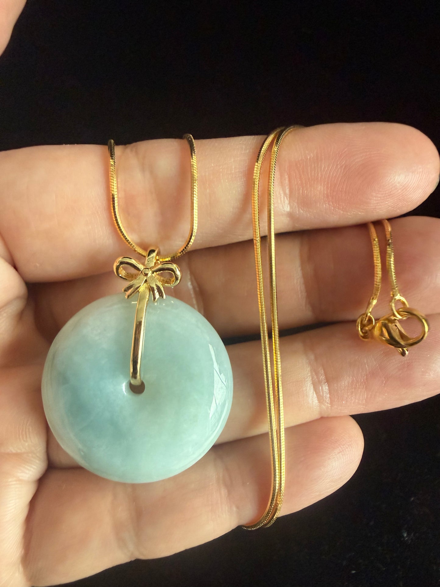 L50. Jade pendant with necklace - Safety button