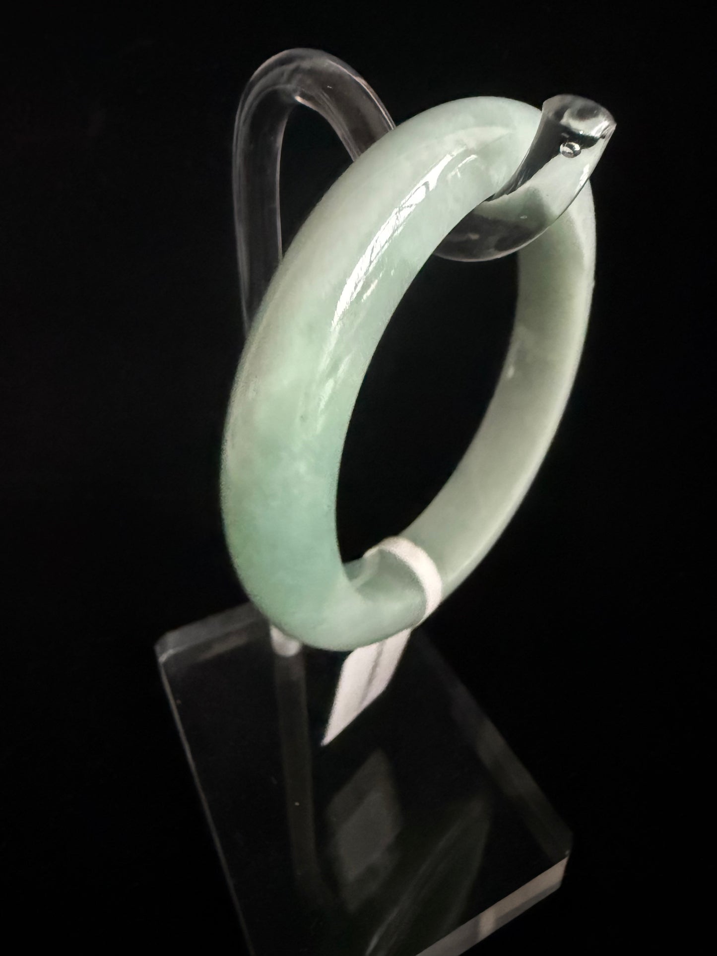 410. Light green tones Jade bangle