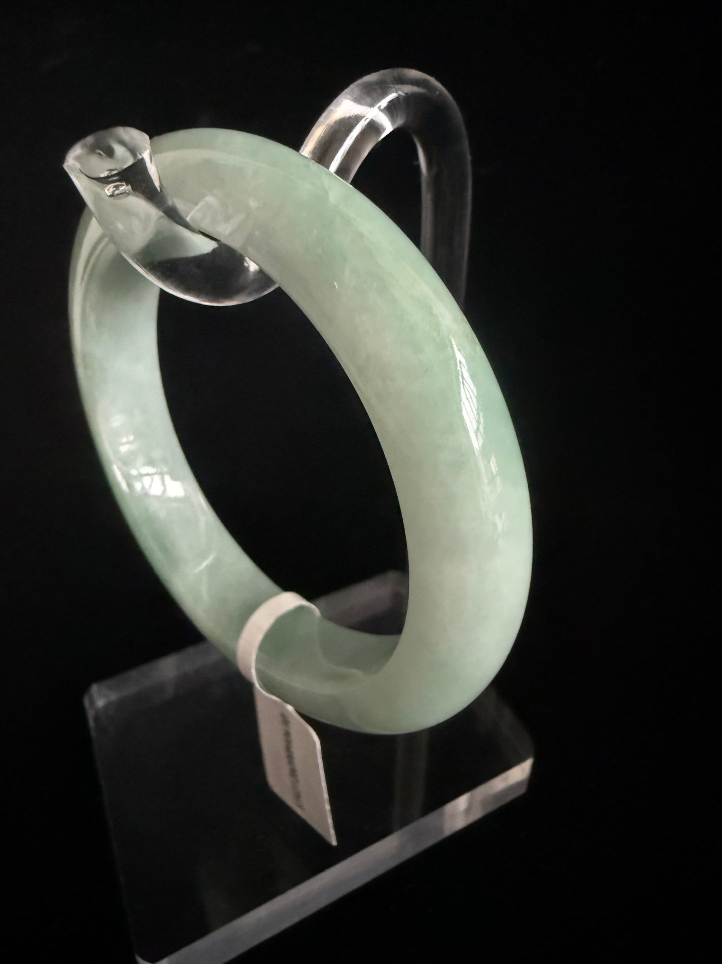 410. Light green tones Jade bangle