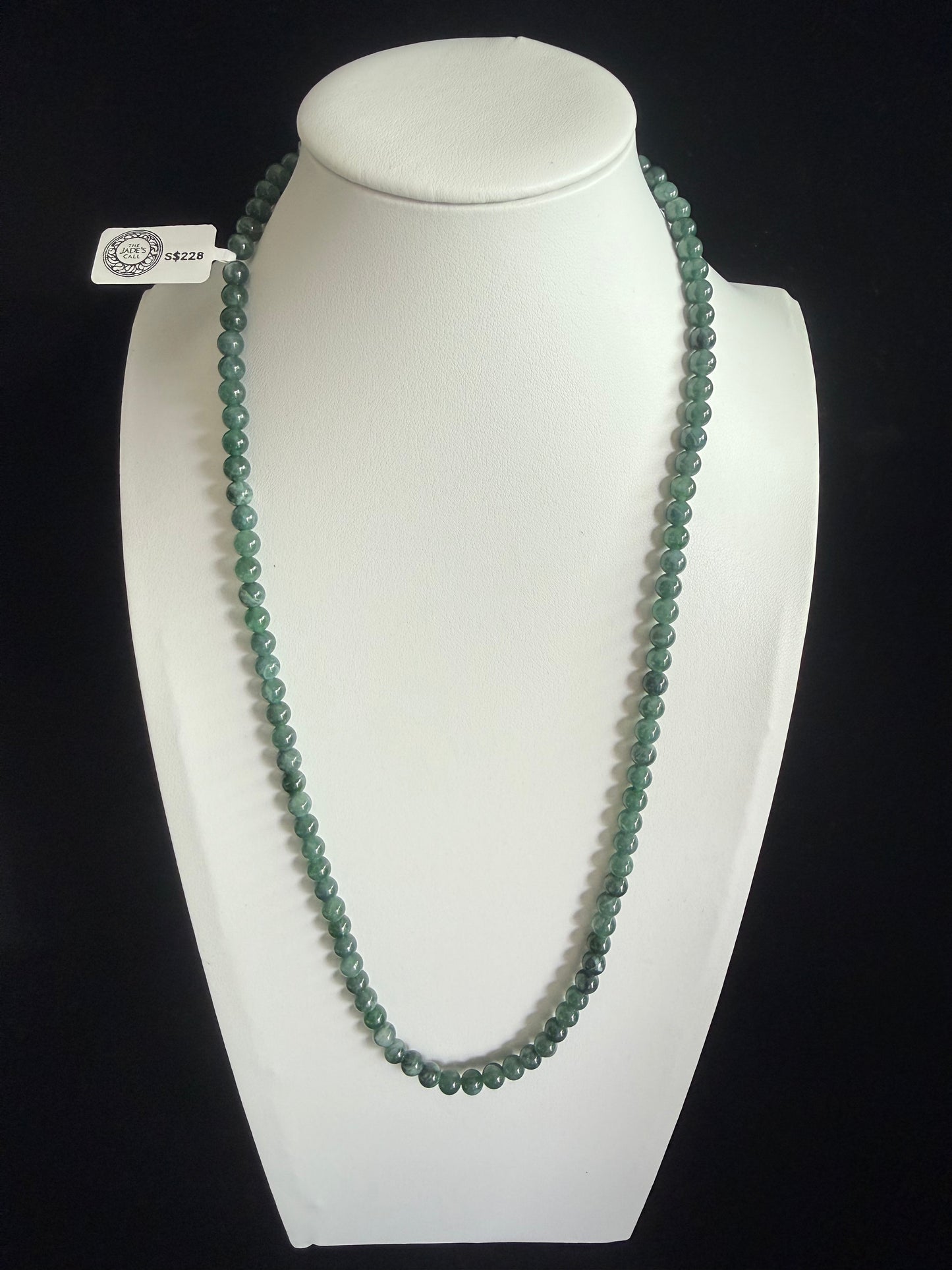 JB198. Glossy green Jade beads necklace