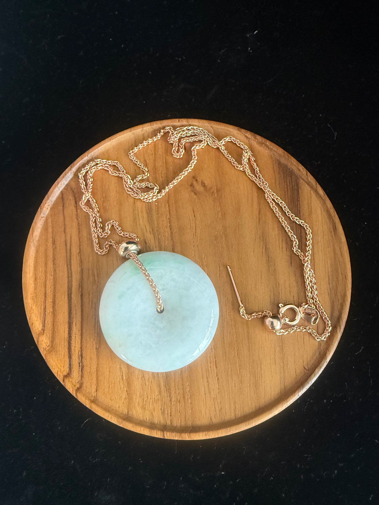 L55. Jade pendant with necklace - Safety button