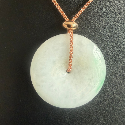 L55. Jade pendant with necklace - Safety button
